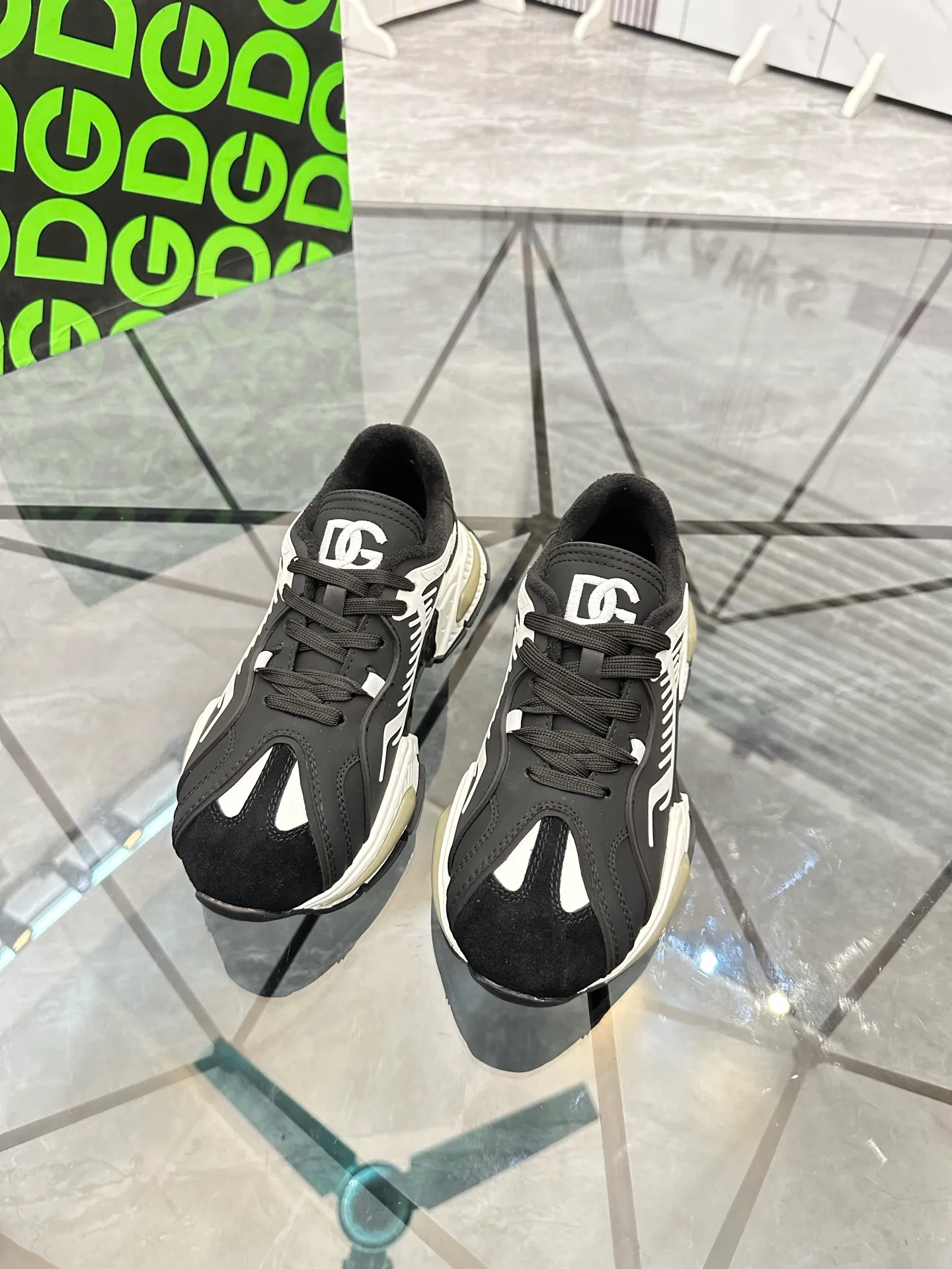 Men's shoes: 💰P560¥ Product trademark: DG "Dolce & Gabbana" low-top casual shoes Regular size: 35-44 (can be customized to 45.46) Couple style Product materials: Upper imported cowhide stitching original material, breathable lining, original outsole. Number: 803